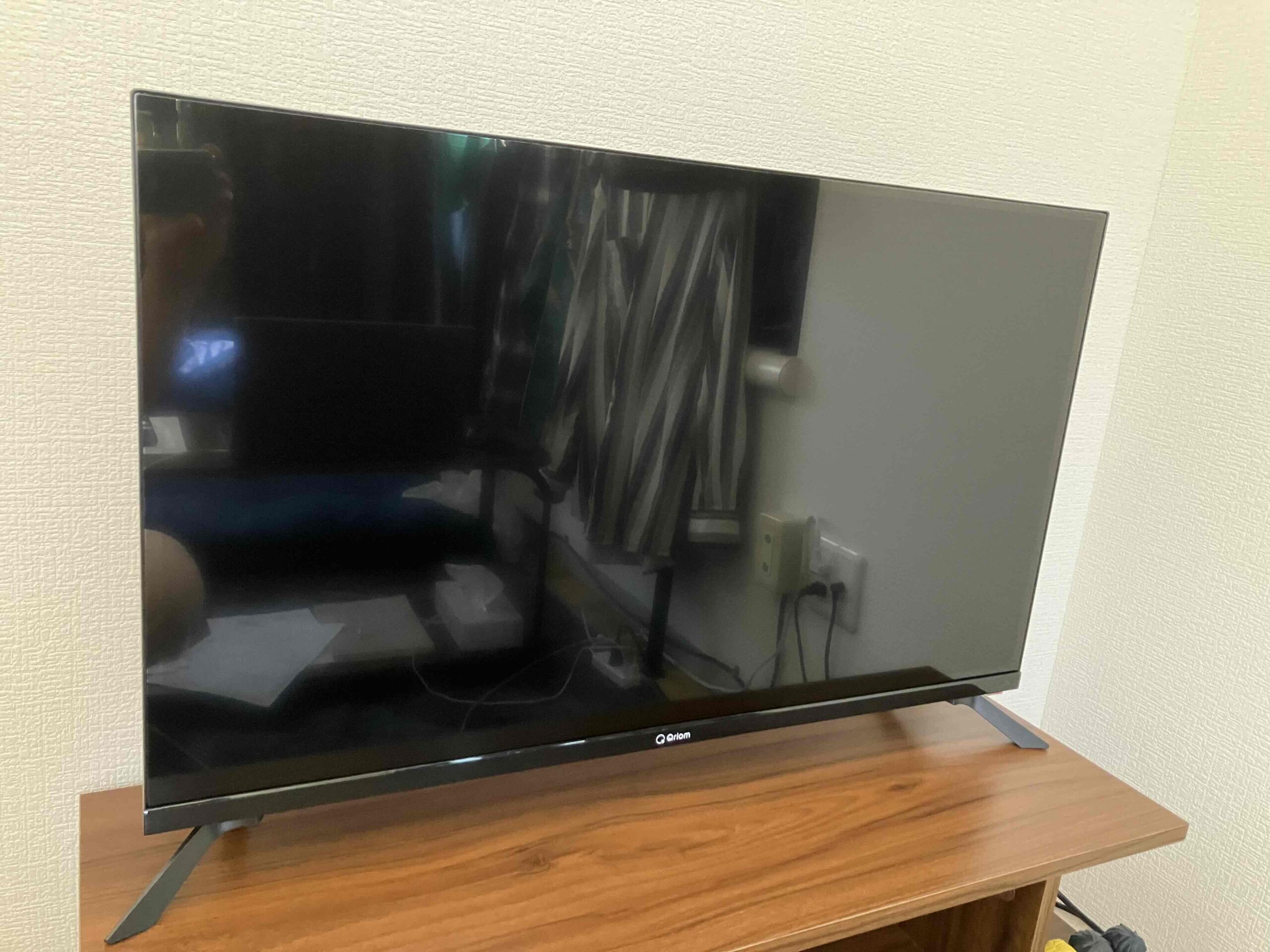 山善テレビ QRK-32WHDST 正面・設置の様子