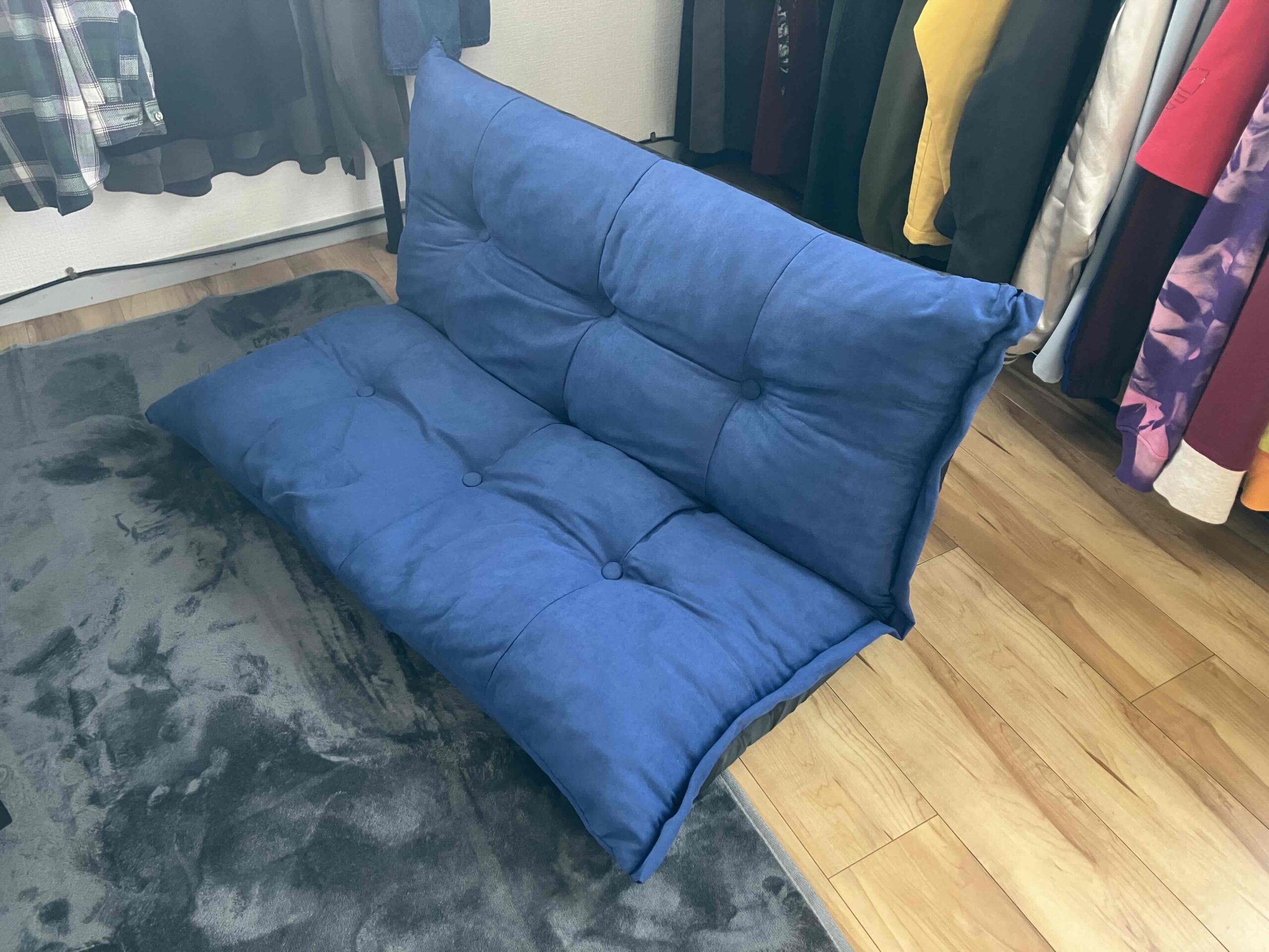 一人でゆったり座るのに最高だったローソファーの話【DORIS 108cm幅 ネイビーブルー】